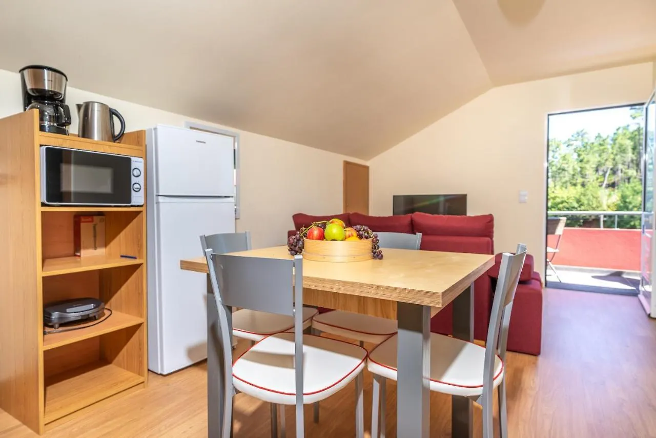 Spacious House With Pool In פראזרס